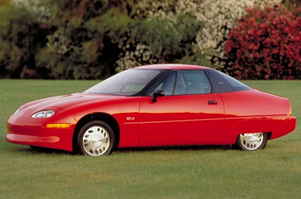 General Motors доказват, че една електрическа кола не трябва да бъде количка за голф. И то повече от десетилетие преди Tesla да представи първия си модел. Пуснат на пазара през 1996 г-а, EV1 представляве сериозен опит за създаване на модерна електрическа кола, способна да се движи по магистрала, подходяща за нуждите на пътуващите до работното място. Той е даден в ръцете на над 1000 шофьори в цяла Америка чрез програма за лизинг.

Длъжностните лица предупреждават водачите, че участват в &bdquo;инженерна оценка в реалния свят&ldquo; и могат да бъдат помолени да върнат колата във всеки един момент. Точно това се случва. General Motors изтегля всичките 1117 екземпляра на EV1 преди края на 2003 г. и прави на скрап повечето от тях. Фирмата не представя друга електрическа кола преди Chevrolet Bolt през 2016 г.